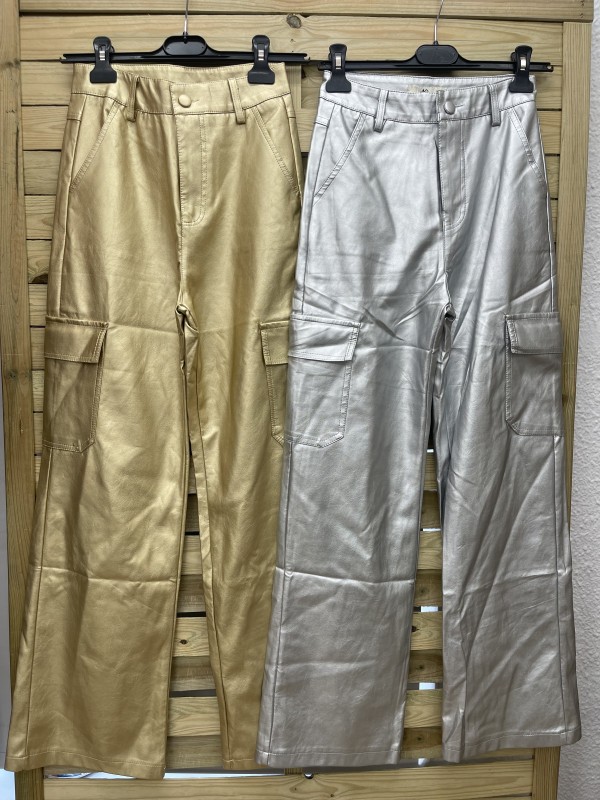 Pantalon cargo efecto piel