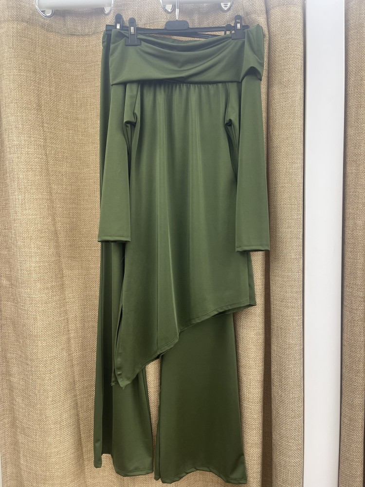 Conjunto de lycra de top asimetrico maxi cuello y pantalon de campana