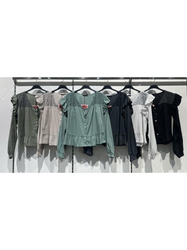 Camisa abotonada con volantes en hombros y cintura