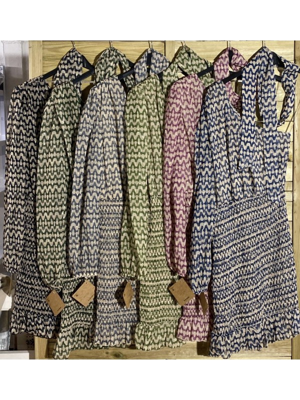 Vestido mini asimétrico con lazo ondas