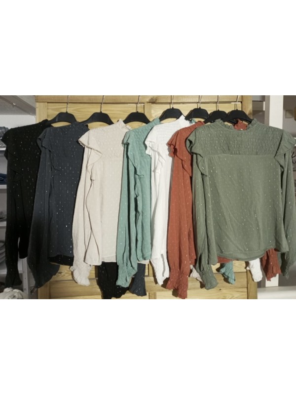 Camisa pintas doradas con escote fruncido y volantitos