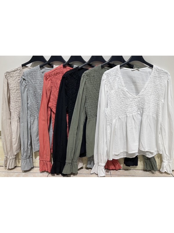 Camisa de pico con pecho fruncido