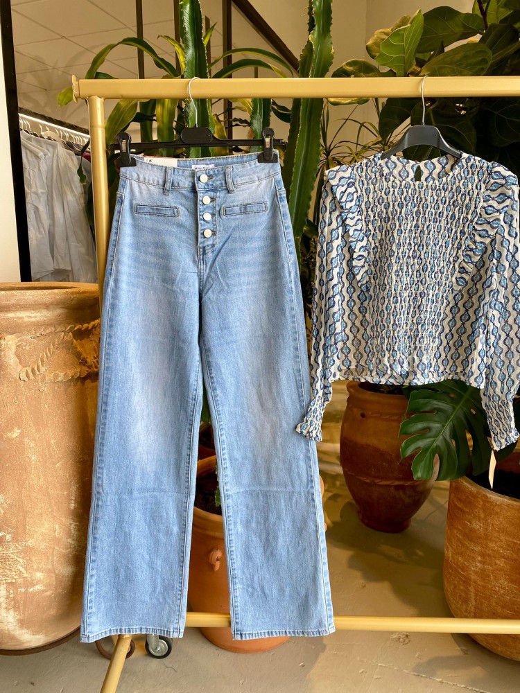 Jeans recto con botones delanteros y bolsillo recto