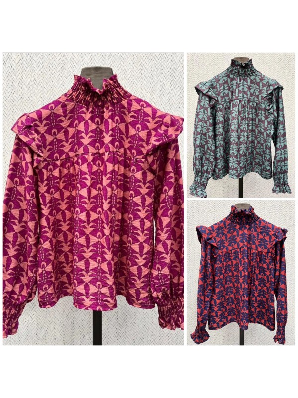 Camisa estampada con doble volante y corte en pecho