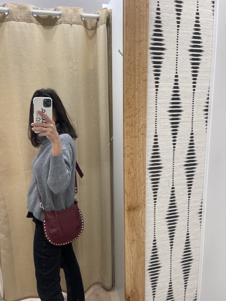 Bolso bandolera con borde de tachas