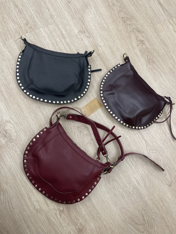 Bolso bandolera con borde de tachas