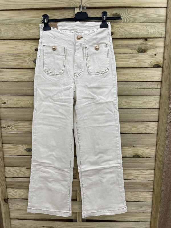 Jeans bolsillos delanteros con boton dorado