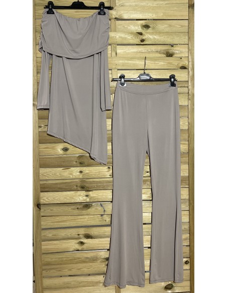 Conjunto de lycra de top asimetrico maxi cuello y pantalon de campana