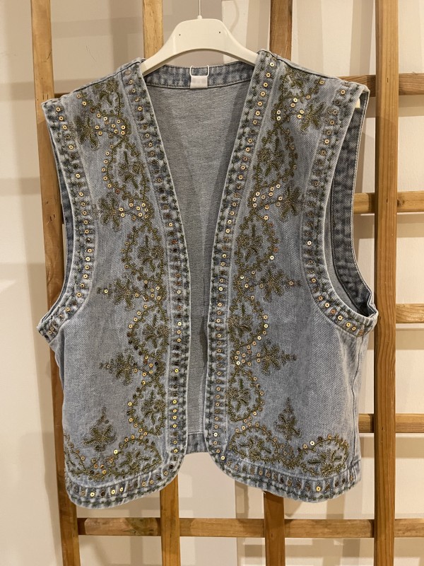 Chaleco vaquero bordado en dorado