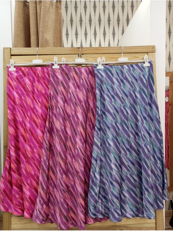 falda midi pintas de saten