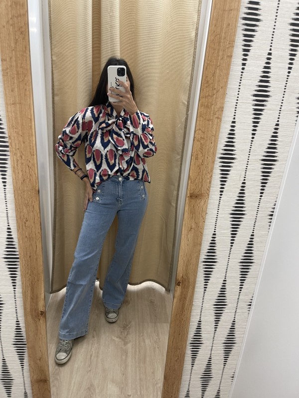 pantalon vaquero con botones plata