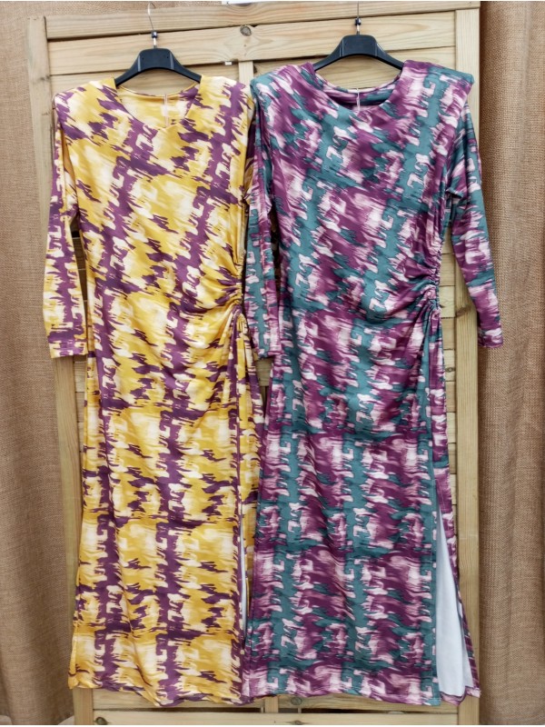 vestido con hombreras y abertura en cintura