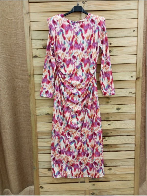 vestido con frunce en cintura y hombreras