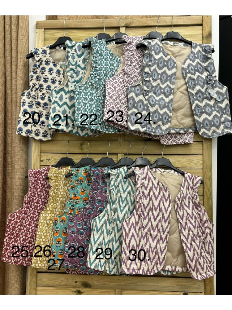 Chaleco acolchado estampado con volantito