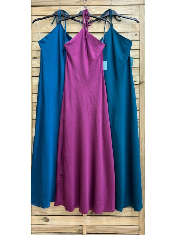 vestido de saten liso al cuello