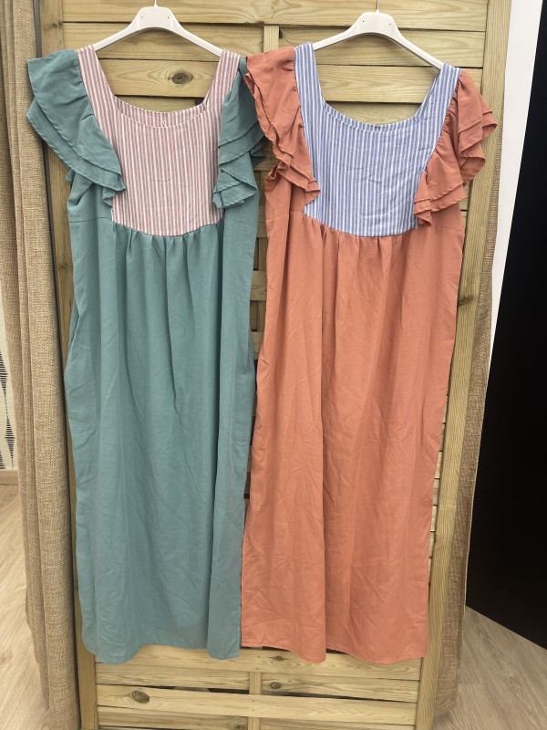 Vestido liso con escote de rayitas