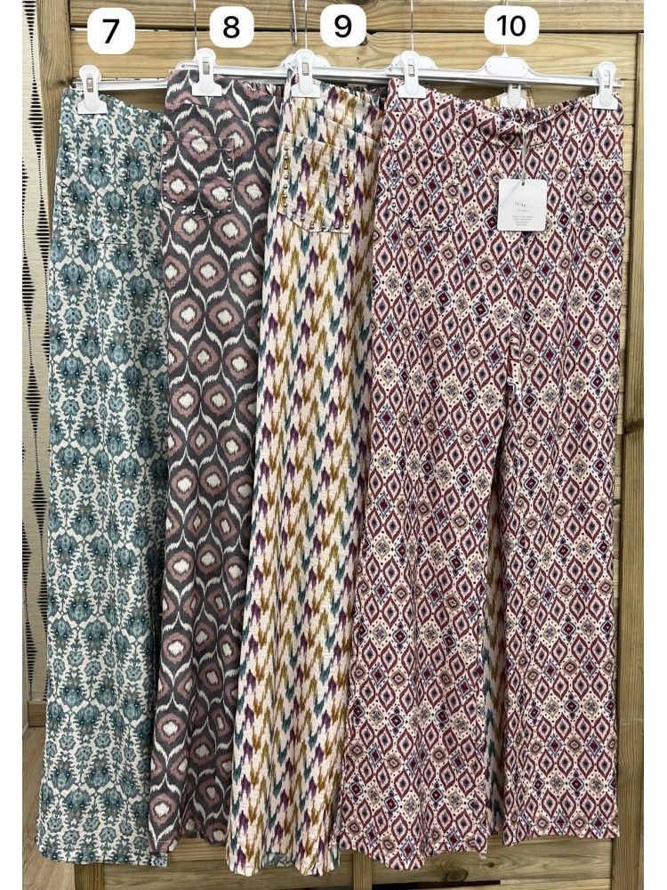 Pantalon recto estampados con tachas en bolsillos
