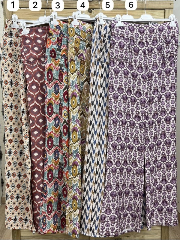 Pantalon recto estampados con tachas en bolsillos