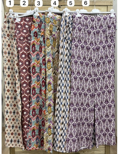 Pantalon recto estampados con tachas en bolsillos