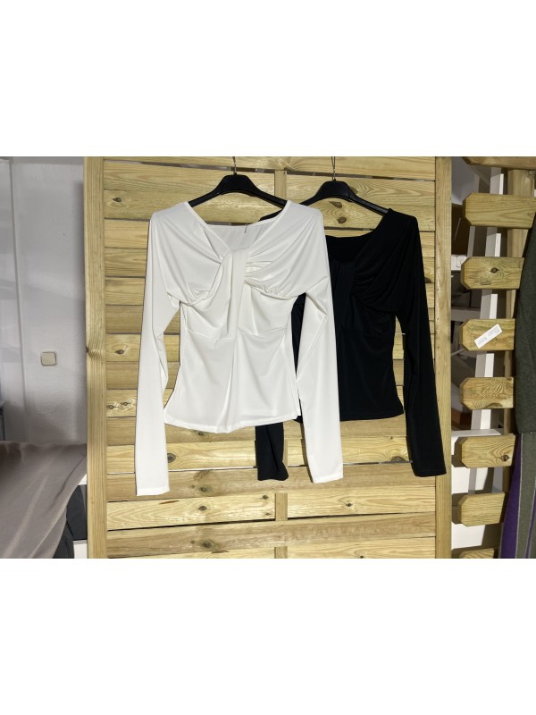 top con nudo en pecho