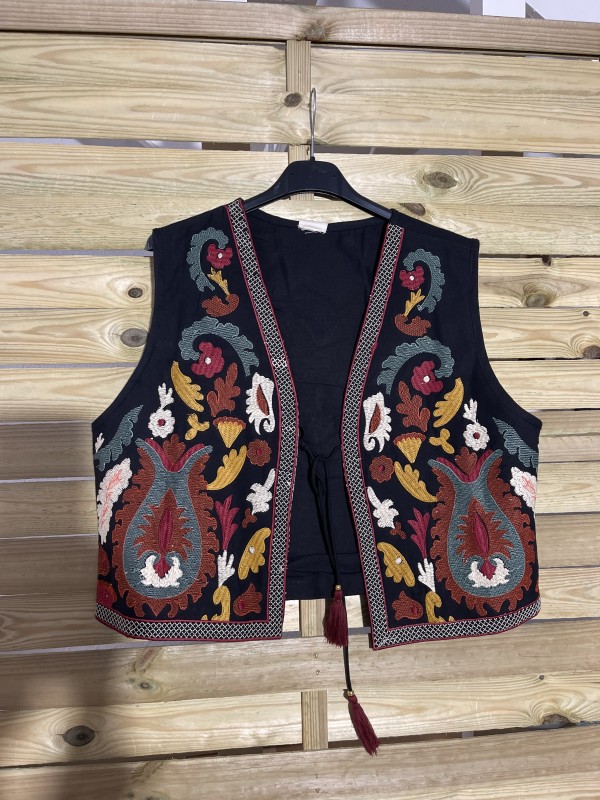 chaleco con bordados coloridos