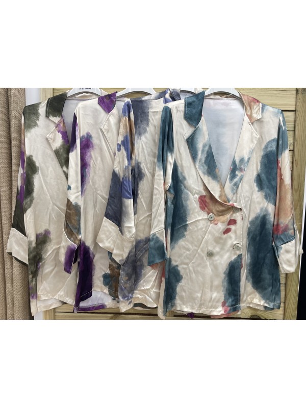 Chaqueta saten con botones estampado manchas