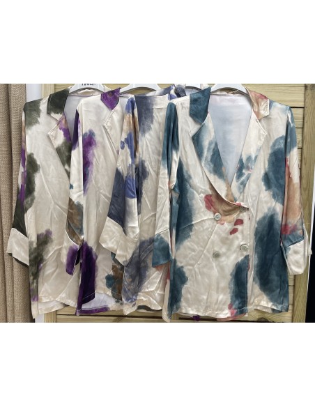 Chaqueta saten con botones estampado manchas