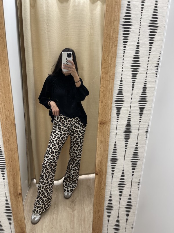 Pantalon de leopardo con boton y cremallera