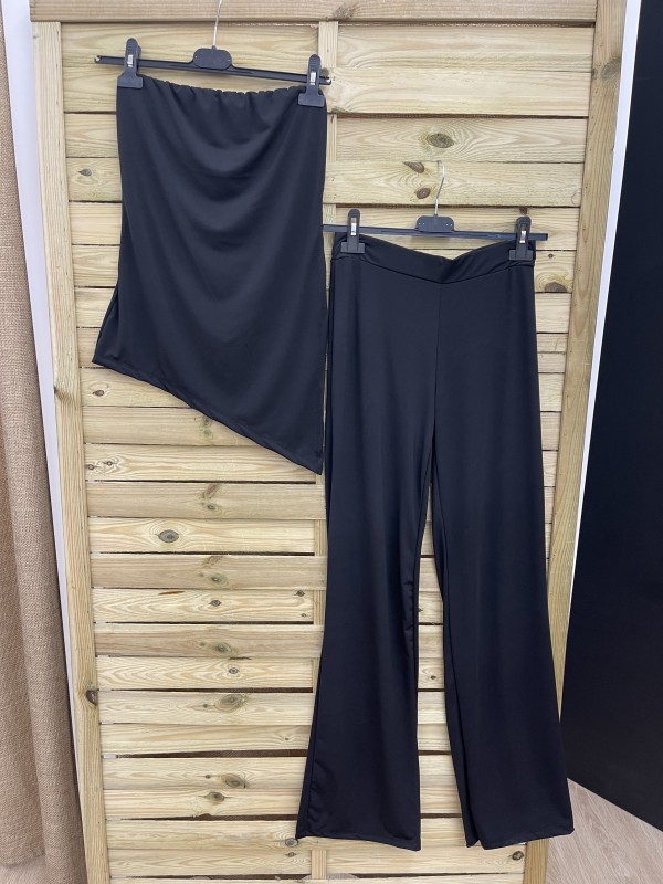 Conjunto de top palabra asimétrica y pantalón