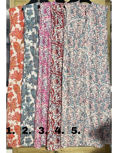 Vestido estampado con hombreras y abertura