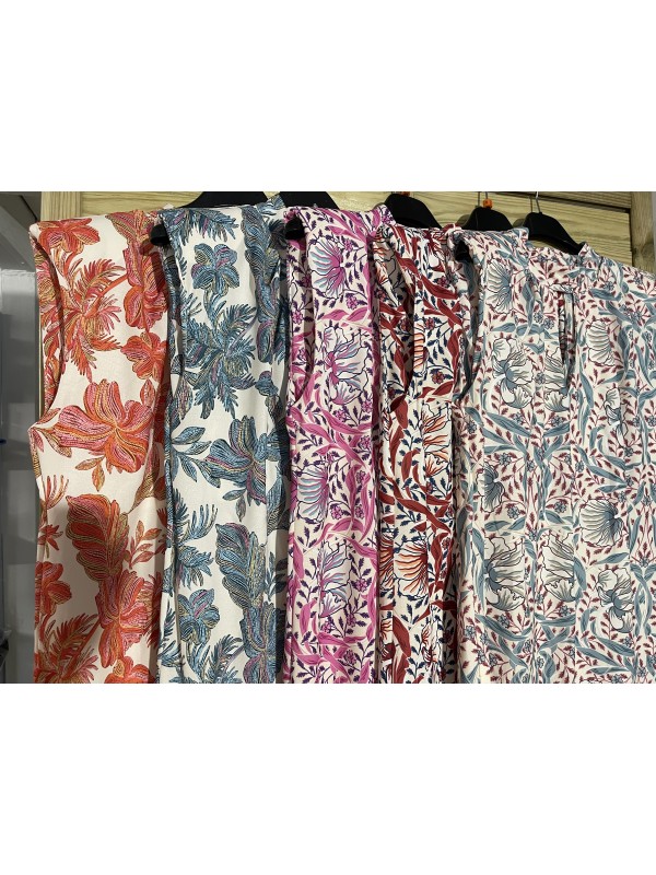 Vestido estampado con hombreras y abertura 2