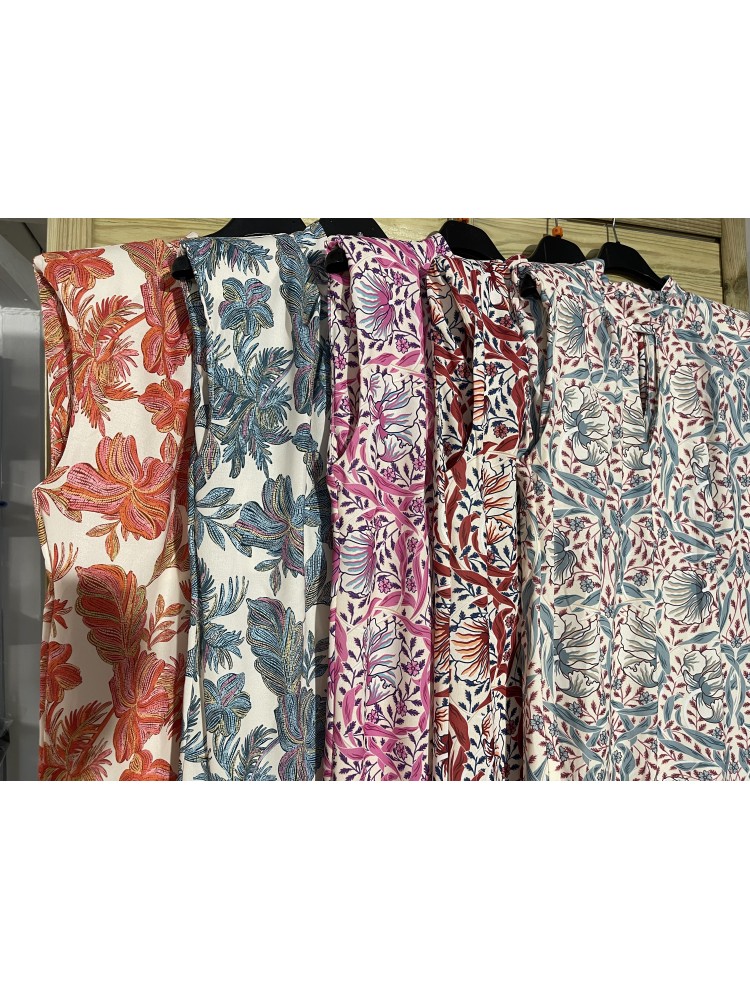 Vestido estampado con hombreras y abertura