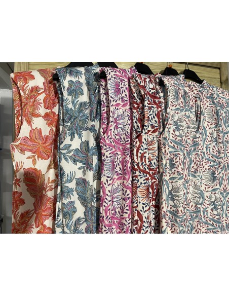 Vestido estampado con hombreras y abertura