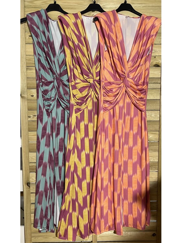 Vestido con hombreras y nudo delantero