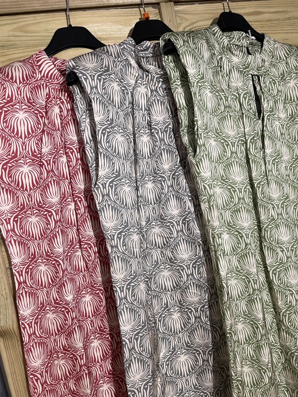 vestido de saten flores con hombreras y aberturas 2