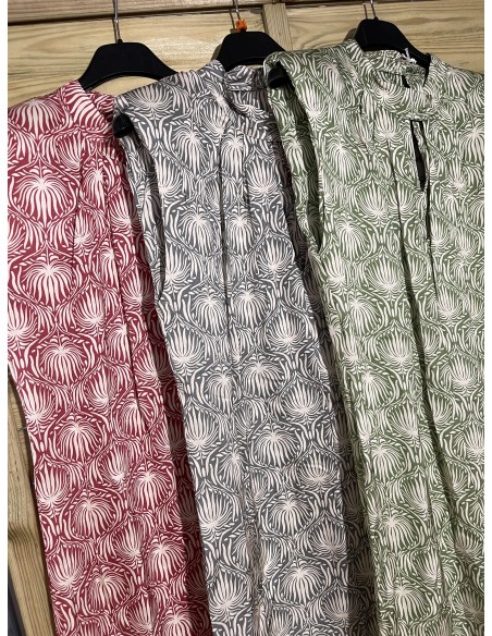 vestido de saten flores con hombreras y aberturas