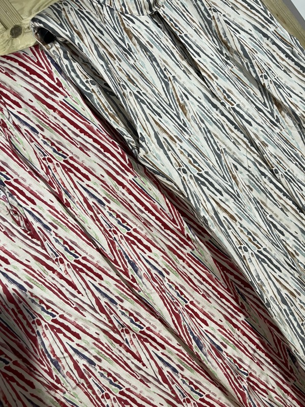 Vestido saten picos con hombreras y abertura