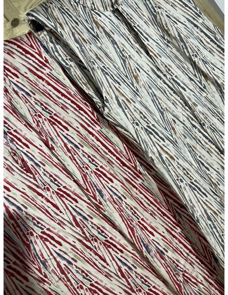 Vestido saten picos con hombreras y abertura