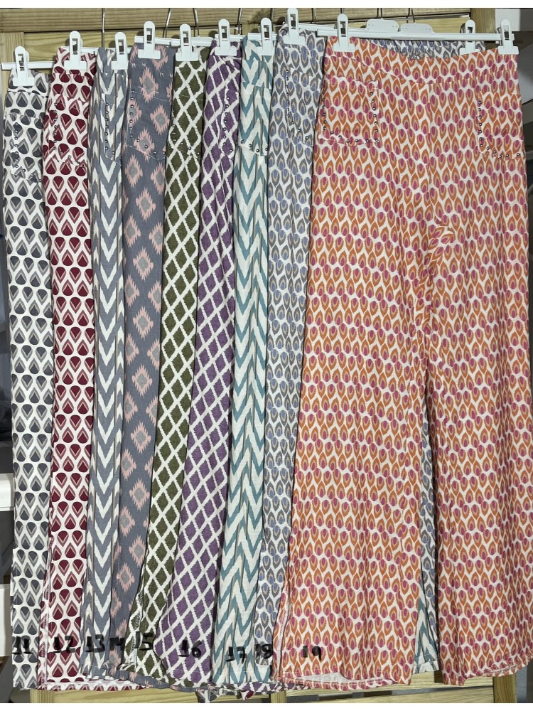 Pantalon recto estampados con tachas en bolsillos