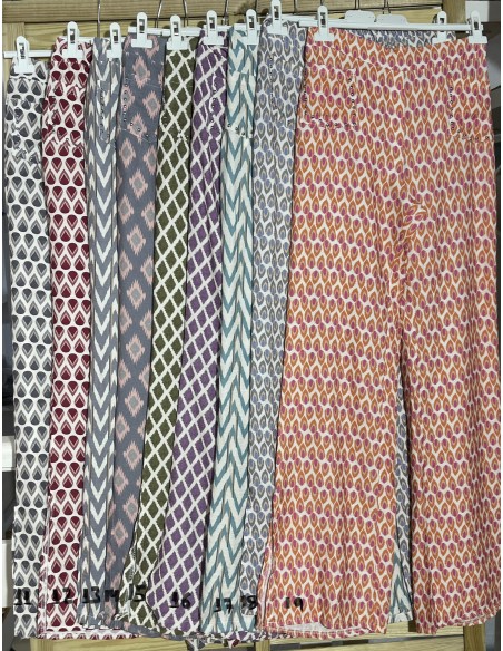 Pantalon recto estampados con tachas en bolsillos