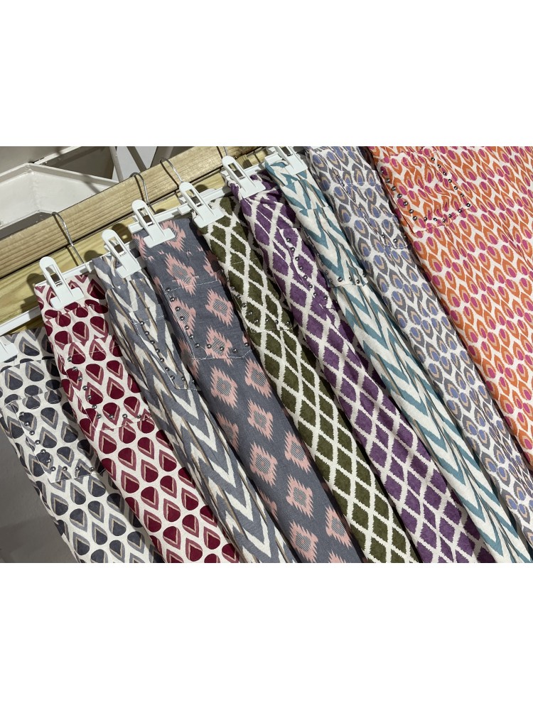 Pantalon recto estampados con tachas en bolsillos