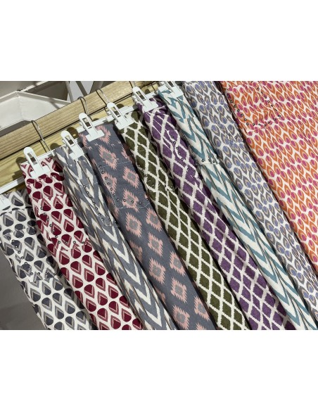 Pantalon recto estampados con tachas en bolsillos