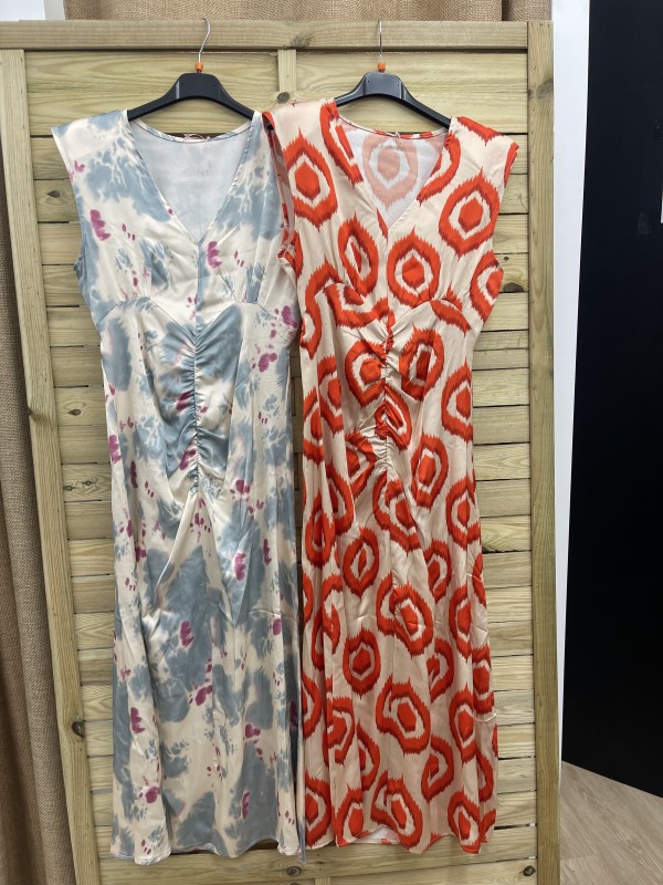 Vestido de saten con hombreras y drapeado