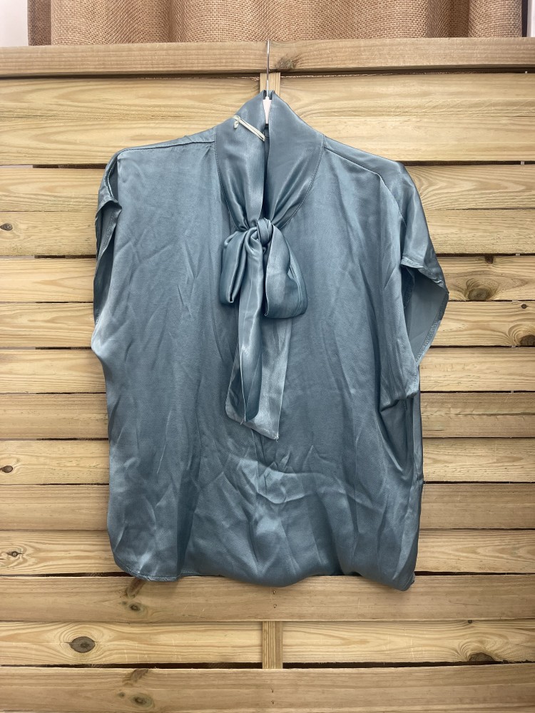 Camisa satén de manga corta con lazo