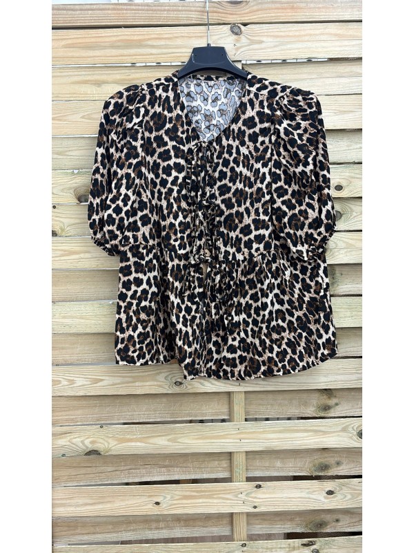 Camisa leopardo con triple lazo y corte
