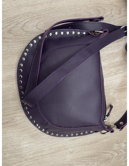 Bolso bandolera con borde de tachas