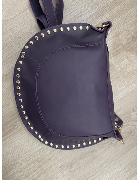 Bolso bandolera con borde de tachas