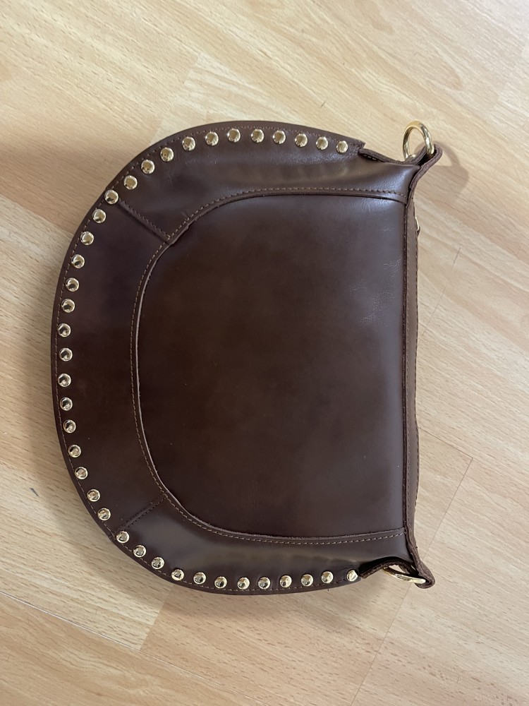 Bolso bandolera con borde de tachas