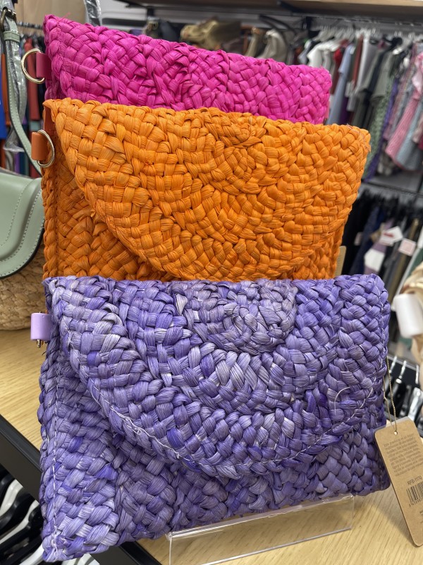 Cartera de rafia con asa de color