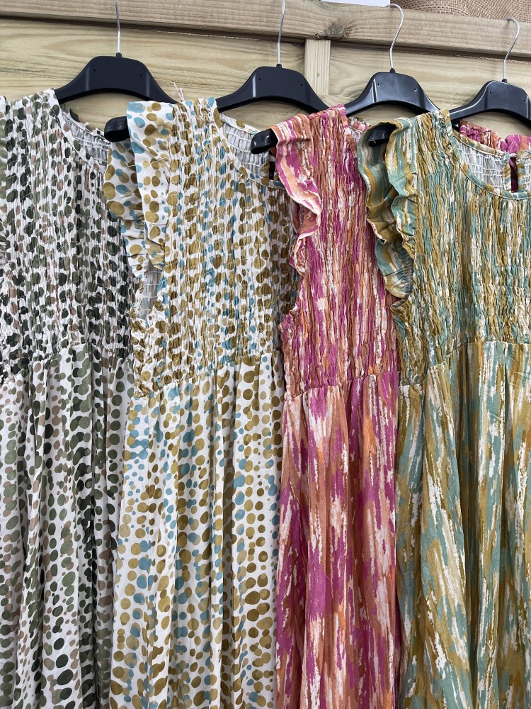 Vestido estampado pecho fruncido y sisa con volantito